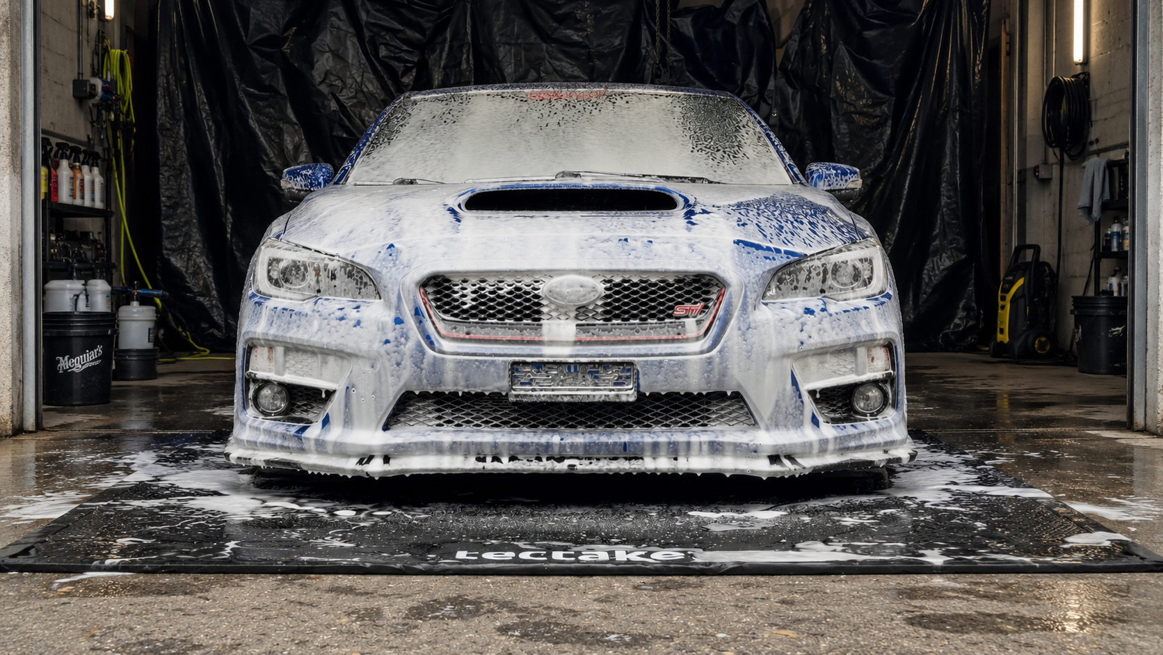 Subaru WRX STI couverte de mousse pendant un lavage détaillé en atelier